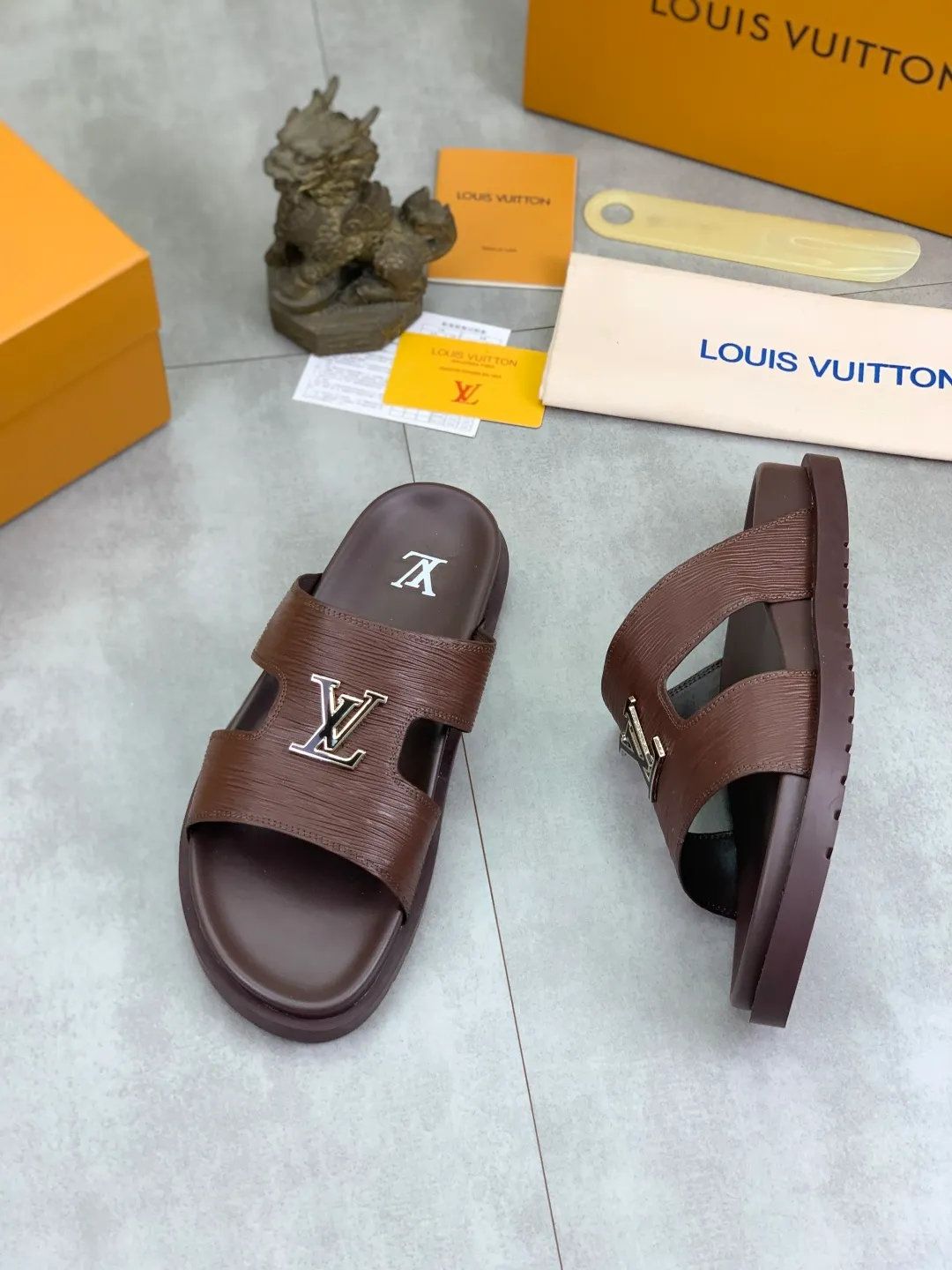 Men's shoes 💰P300💰【New style】🆘 Original quality 【LOUIS VUITTON】The popular Louis Vuitton LV men's slippers on the official website are on sale simultaneously! Original fabric imported from Italy, original factory special supply, code number: 38-44 (45 customized), many colors available